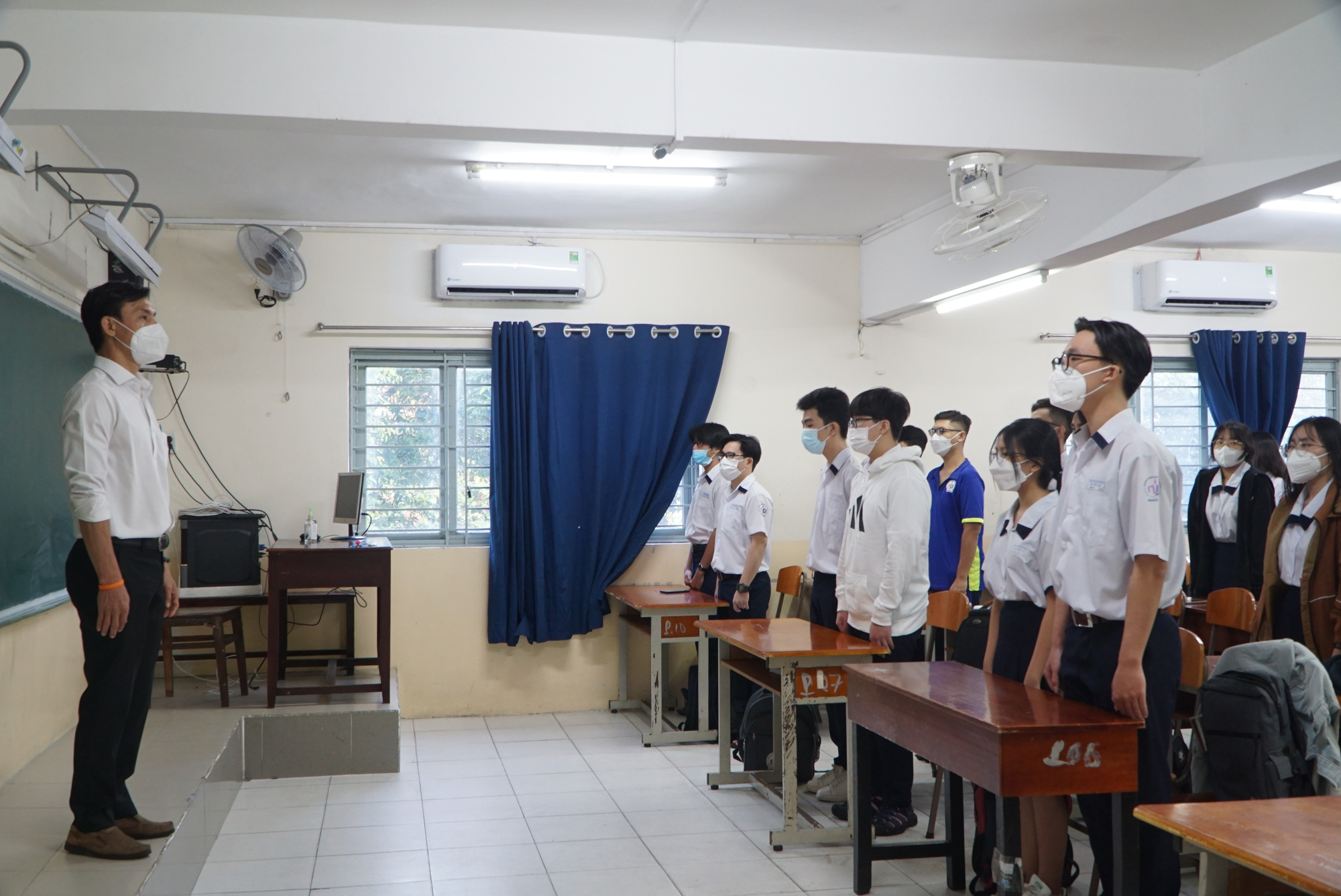 Học sinh lớp 9, 12 TP HCM cẩn trọng ng&agrave;y trở lại trường - Ảnh 6.