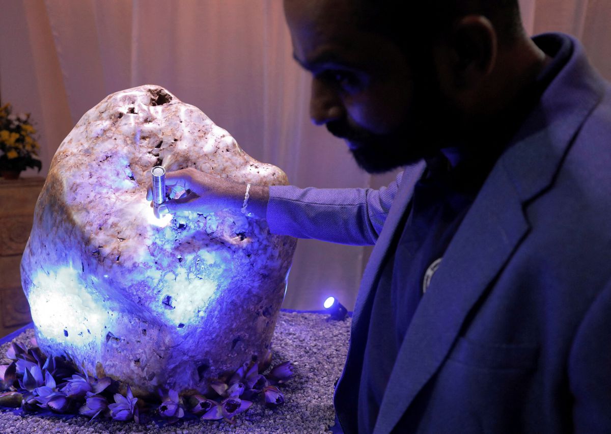 Tìm thấy hòn đá sapphire "khủng" nặng hơn 300 kg