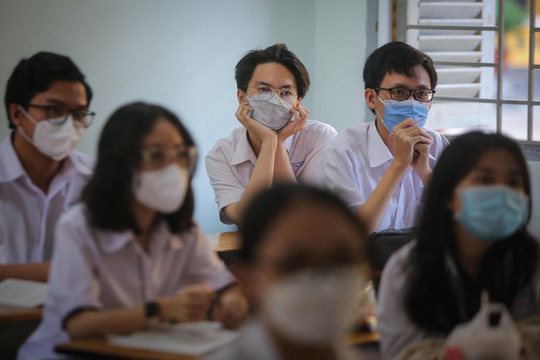 Học sinh lớp 9, 12 TP HCM cẩn trọng ng&agrave;y trở lại trường - Ảnh 21.