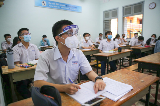 Học sinh lớp 9, 12 TP HCM cẩn trọng ng&agrave;y trở lại trường - Ảnh 22.