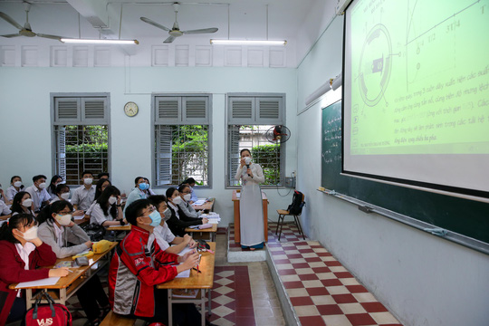 Học sinh lớp 9, 12 TP HCM cẩn trọng ng&agrave;y trở lại trường - Ảnh 23.