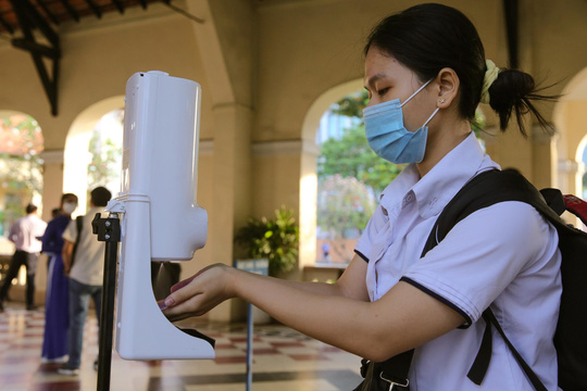 Học sinh lớp 9, 12 TP HCM cẩn trọng ng&agrave;y trở lại trường - Ảnh 15.
