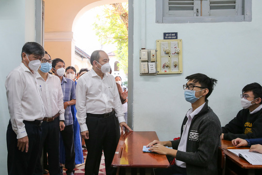 Học sinh lớp 9, 12 TP HCM cẩn trọng ng&agrave;y trở lại trường - Ảnh 17.