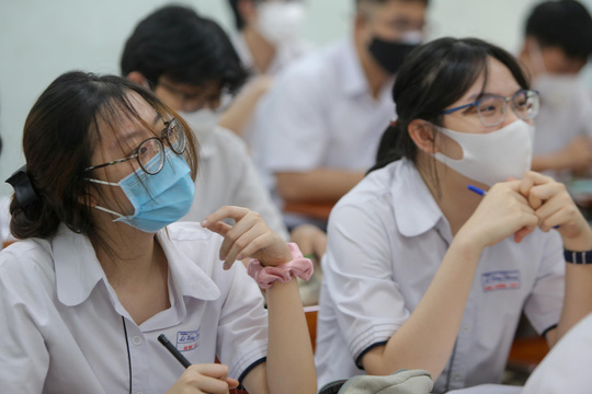 Học sinh lớp 9, 12 TP HCM cẩn trọng ng&agrave;y trở lại trường - Ảnh 18.