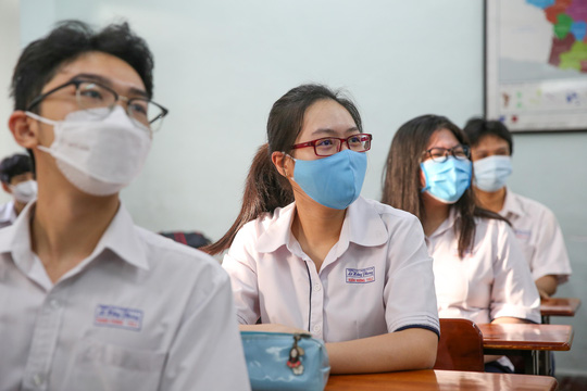 Học sinh lớp 9, 12 TP HCM cẩn trọng ng&agrave;y trở lại trường - Ảnh 19.