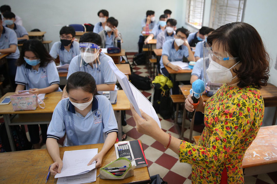 Học sinh lớp 9, 12 TP HCM cẩn trọng ng&agrave;y trở lại trường - Ảnh 20.
