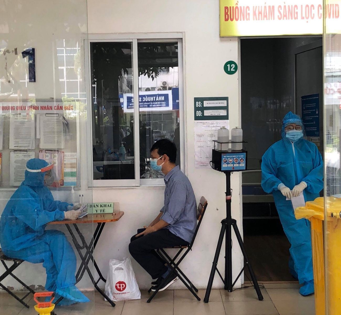 X&eacute;t nghiệm nhanh dương t&iacute;nh SARS-CoV-2 tại nh&agrave;, người d&acirc;n kh&ocirc;ng tự &yacute; đến bệnh viện - Ảnh 1.