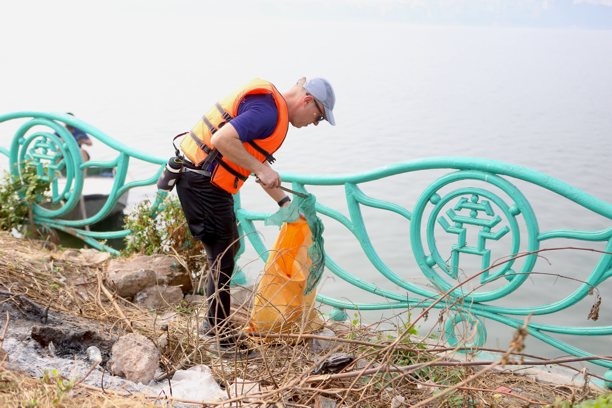 Đại sứ Anh tham gia thu gom rác ở Hồ Tây