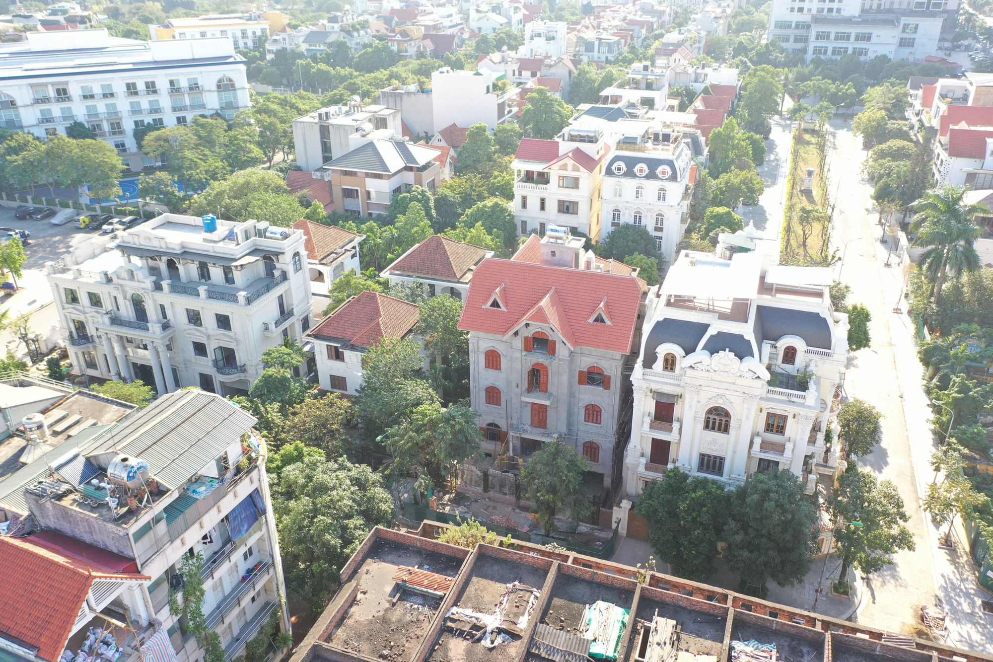 Biệt thự nhiều vi phạm: "Đòi" cưỡng chế và đập bỏ rồi lại "bật đèn xanh" cấp phép?