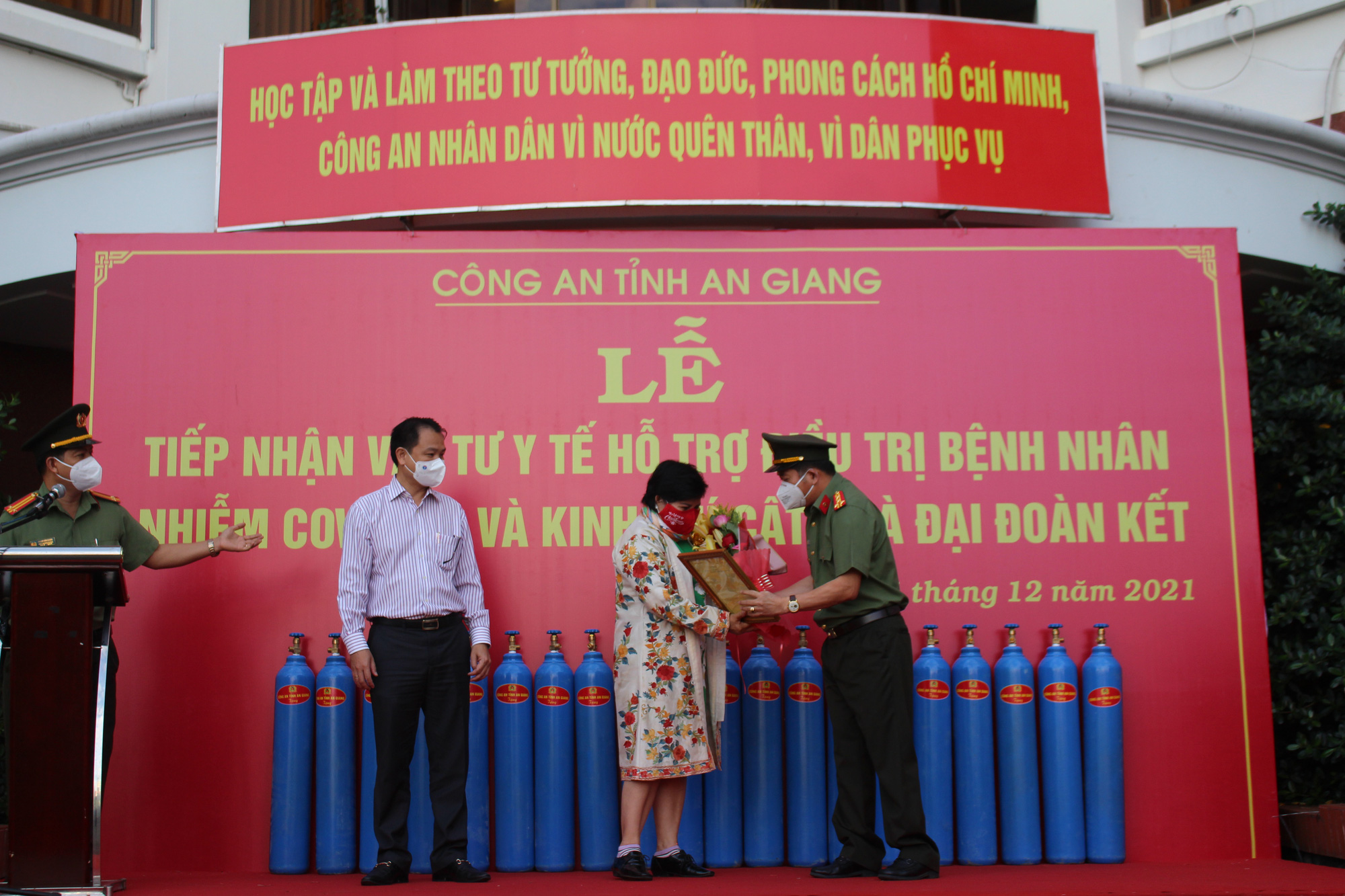 Đại tá Đinh Văn Nơi tiếp nhận 1.230 bình ôxy điều trị bệnh nhân Covid-19