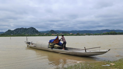 Bấp bênh xóm vạn đò ven sông Gianh