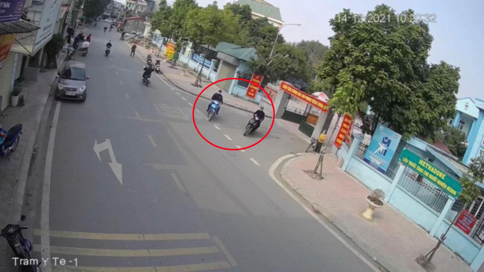 Truy đuổi 2 t&ecirc;n trộm xe SH, chiến sĩ c&ocirc;ng an bị ch&eacute;m bằng dao bầu - Ảnh 2.