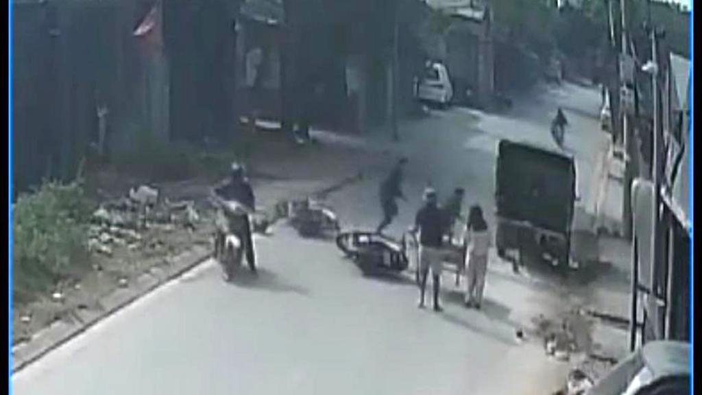 Truy đuổi 2 t&ecirc;n trộm xe SH, chiến sĩ c&ocirc;ng an bị ch&eacute;m bằng dao bầu - Ảnh 1.