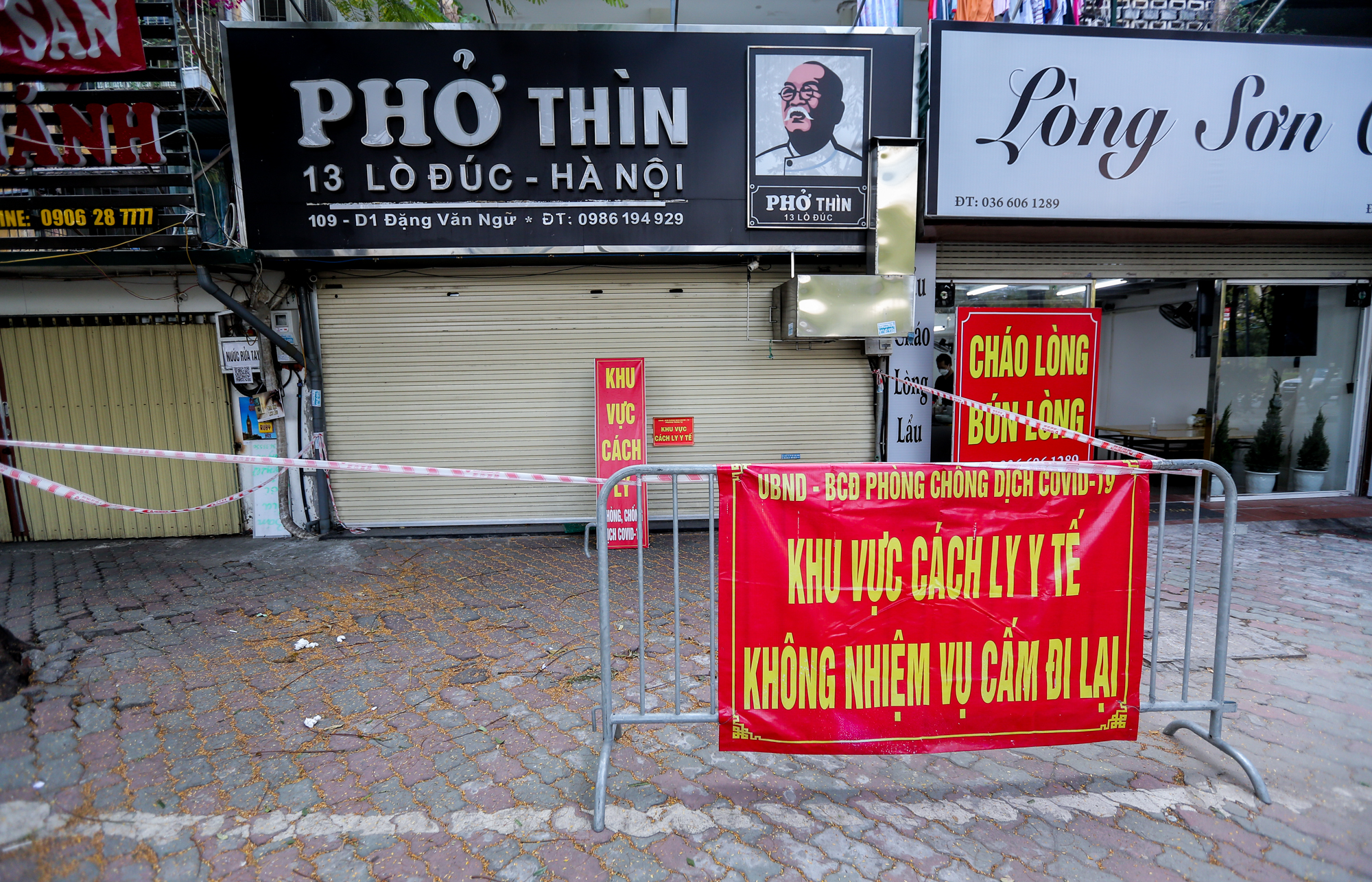 Nhiều chủ cửa h&agrave;ng ở H&agrave; Nội ngậm ng&ugrave;i treo biển b&aacute;n h&agrave;ng mang về - Ảnh 11.