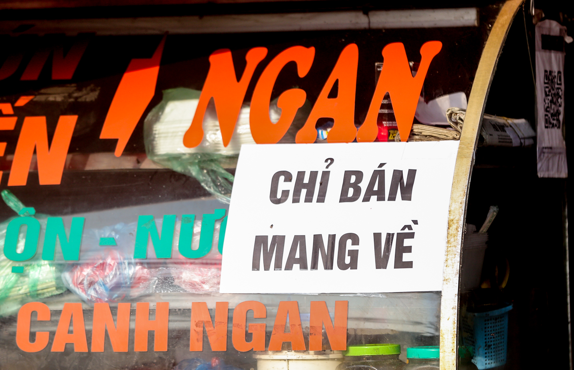 Nhiều chủ cửa h&agrave;ng ở H&agrave; Nội ngậm ng&ugrave;i treo biển b&aacute;n h&agrave;ng mang về - Ảnh 7.