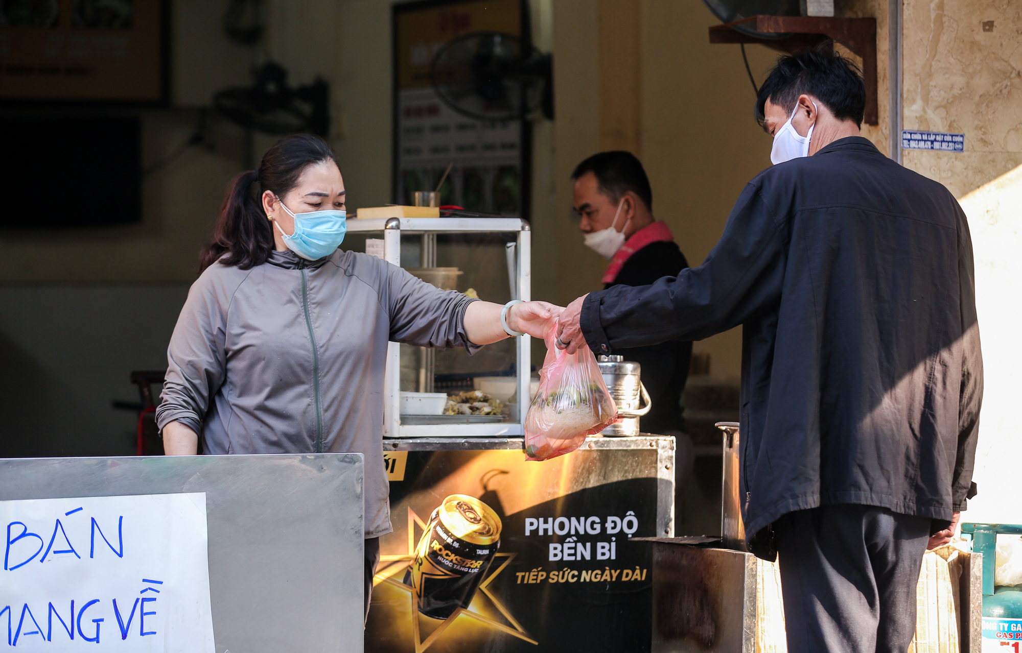 Nhiều chủ cửa h&agrave;ng ở H&agrave; Nội ngậm ng&ugrave;i treo biển b&aacute;n h&agrave;ng mang về - Ảnh 5.