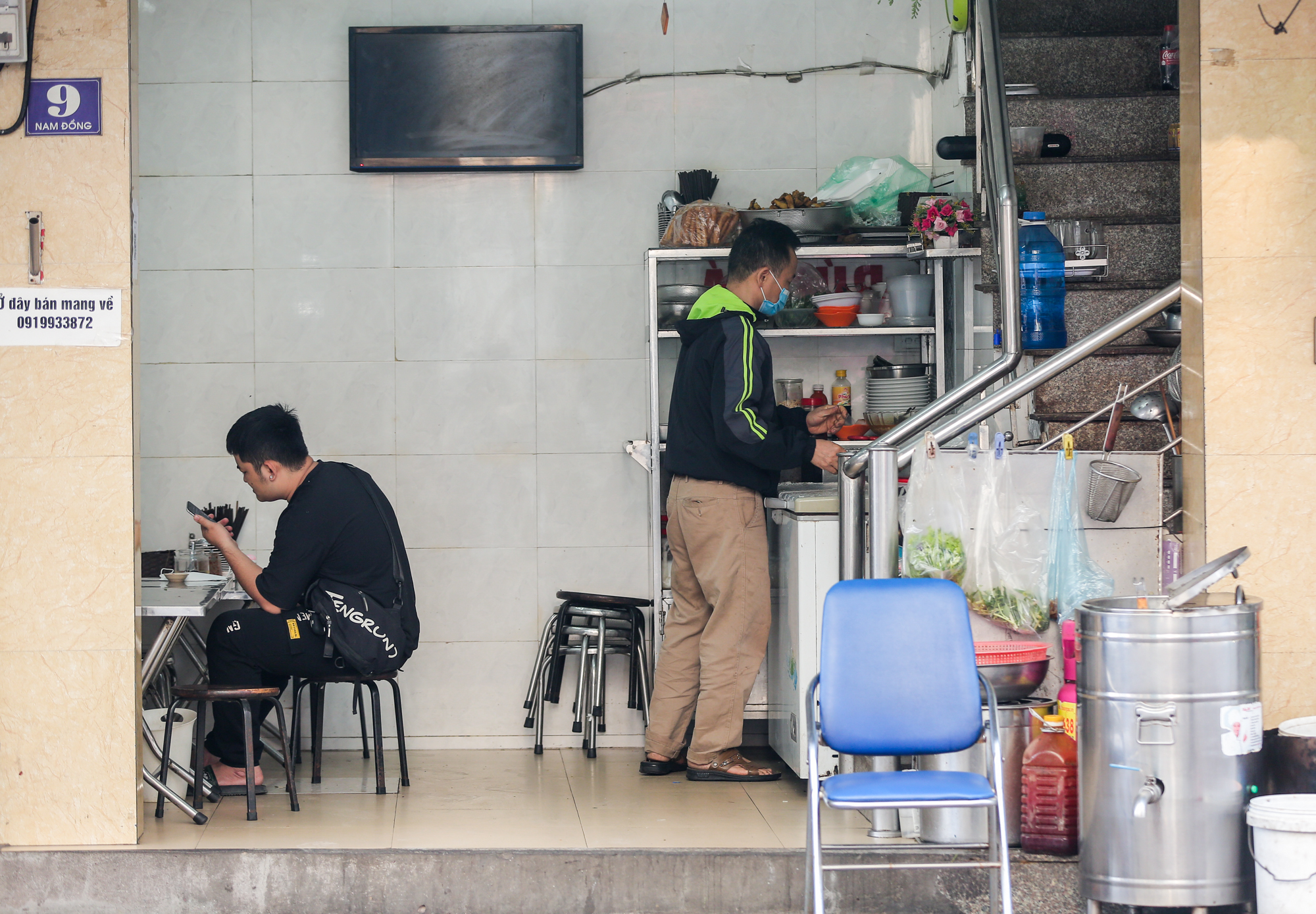 Nhiều chủ cửa h&agrave;ng ở H&agrave; Nội ngậm ng&ugrave;i treo biển b&aacute;n h&agrave;ng mang về - Ảnh 9.