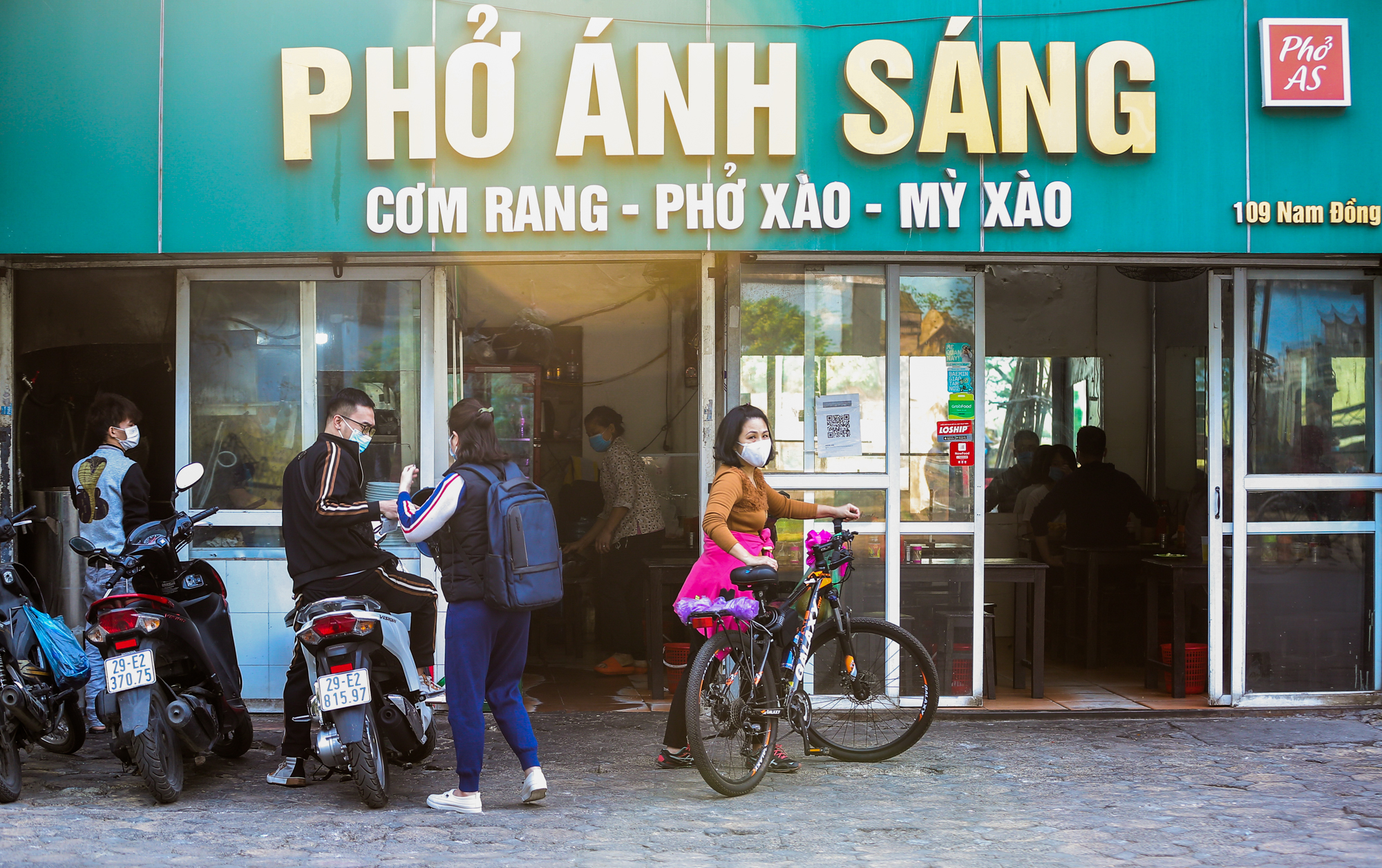 Nhiều chủ cửa h&agrave;ng ở H&agrave; Nội ngậm ng&ugrave;i treo biển b&aacute;n h&agrave;ng mang về - Ảnh 8.