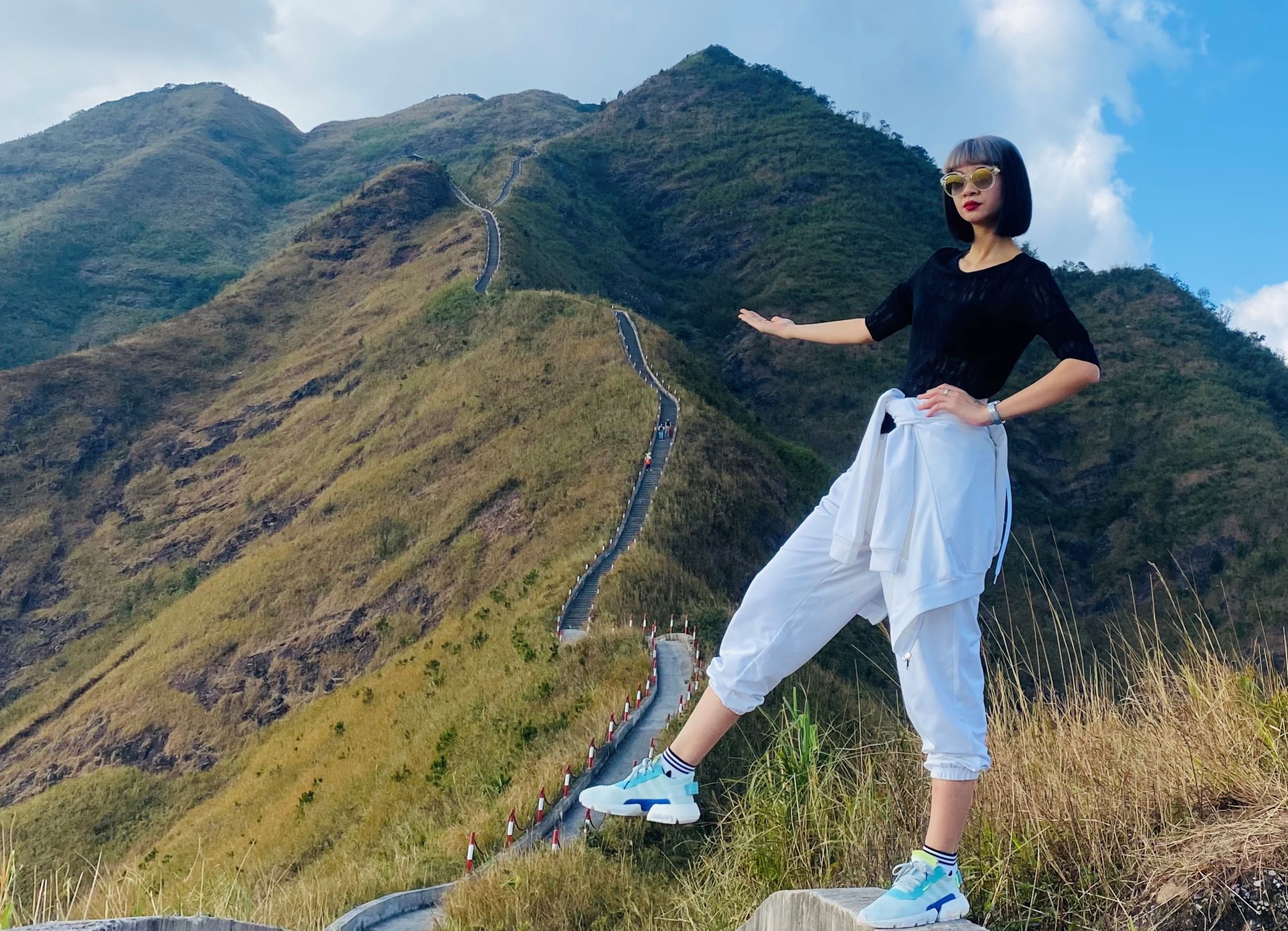 Chinh phục "sống lưng khủng long" đẹp quên lối về ở Bình Liêu