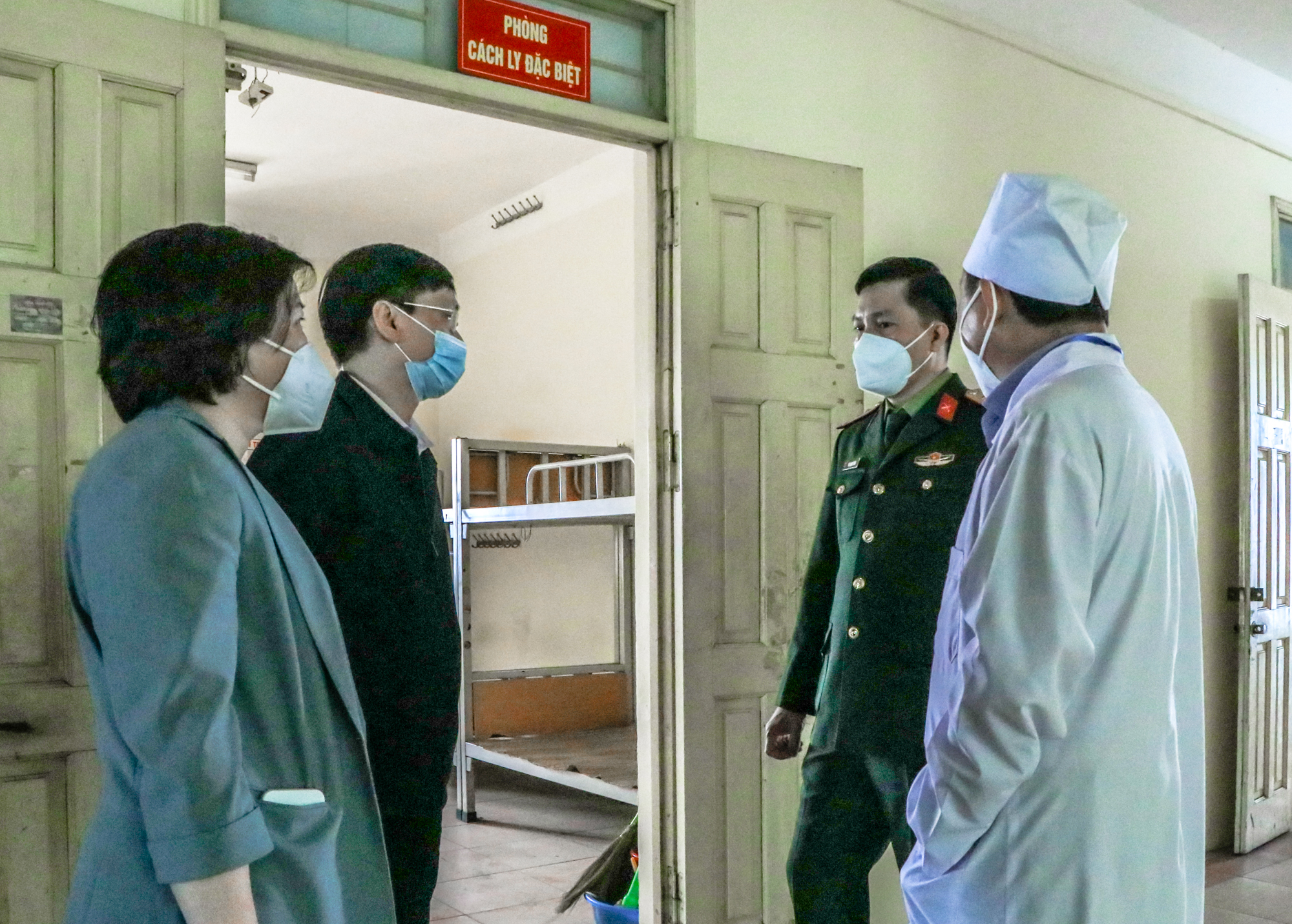 CLIP: Trưng dụng k&yacute; t&uacute;c x&aacute; ĐH Thuỷ lợi điều trị F0 tại quận nhiều ca nhiễm nhất H&agrave; Nội - Ảnh 9.