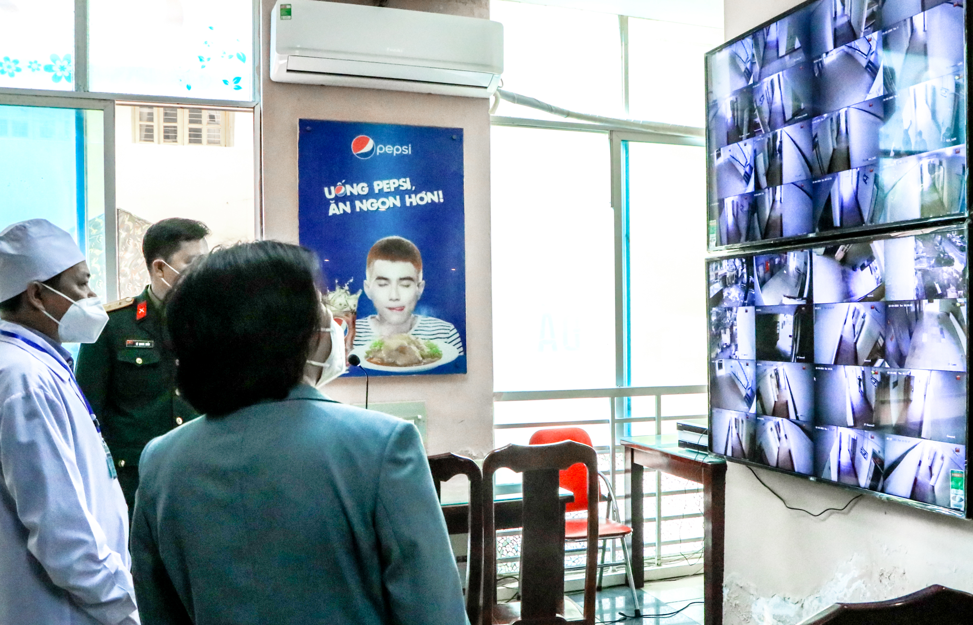 CLIP: Trưng dụng k&yacute; t&uacute;c x&aacute; ĐH Thuỷ lợi điều trị F0 tại quận nhiều ca nhiễm nhất H&agrave; Nội - Ảnh 10.