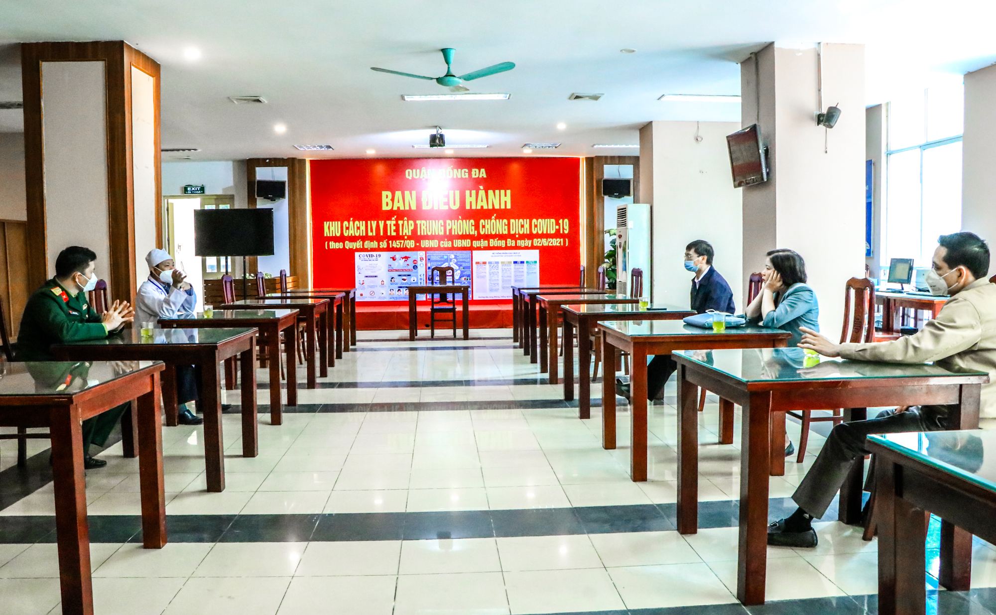 CLIP: Trưng dụng k&yacute; t&uacute;c x&aacute; ĐH Thuỷ lợi điều trị F0 tại quận nhiều ca nhiễm nhất H&agrave; Nội - Ảnh 6.