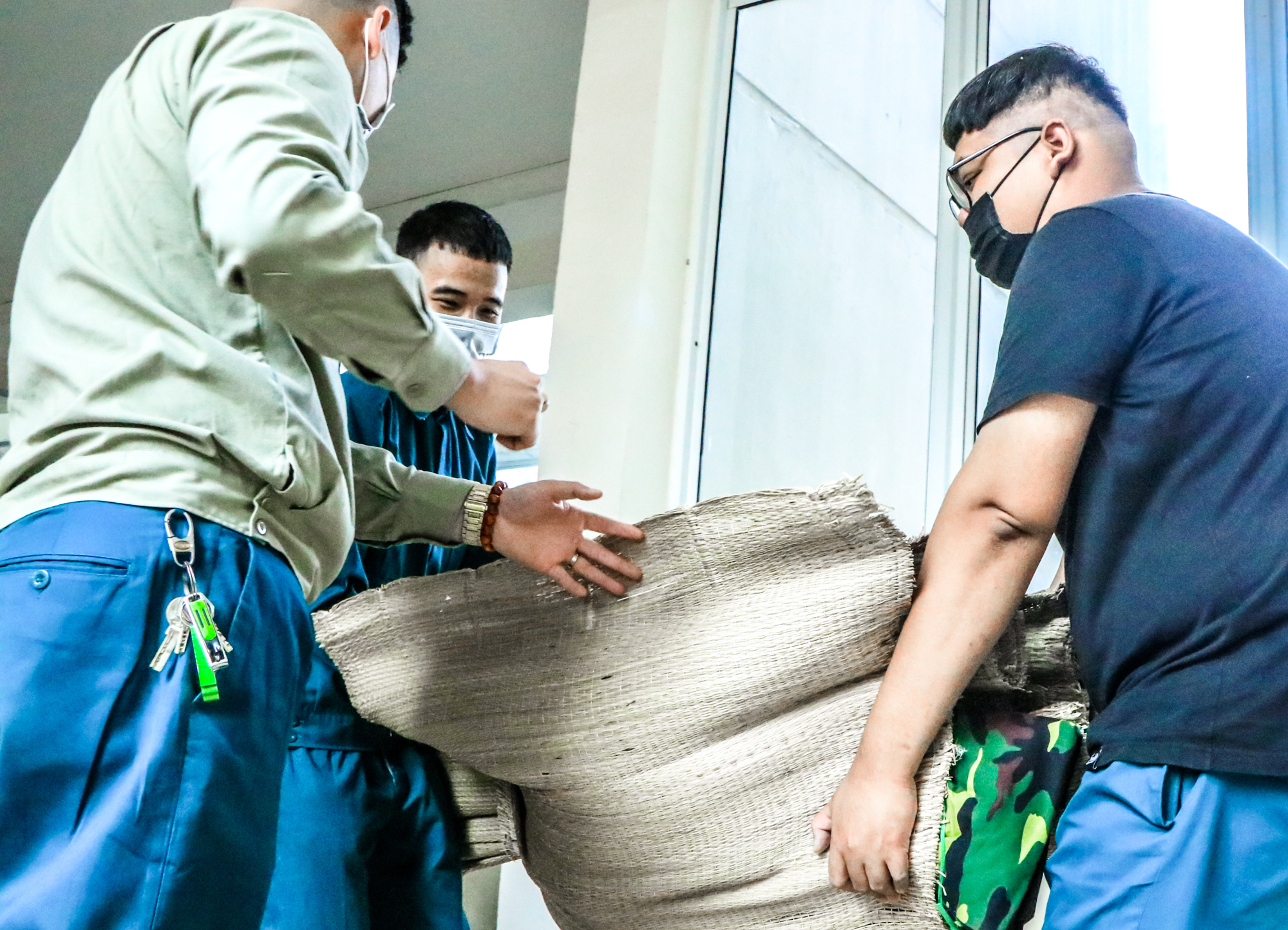 CLIP: Trưng dụng k&yacute; t&uacute;c x&aacute; ĐH Thuỷ lợi điều trị F0 tại quận nhiều ca nhiễm nhất H&agrave; Nội - Ảnh 12.