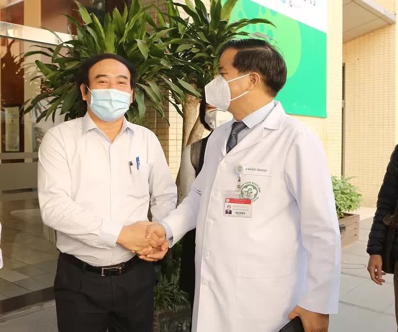 Chuyên gia đầu ngành hồi sức vào phía Nam hỗ trợ điều trị bệnh nhân Covid-19 nặng - Ảnh 1.