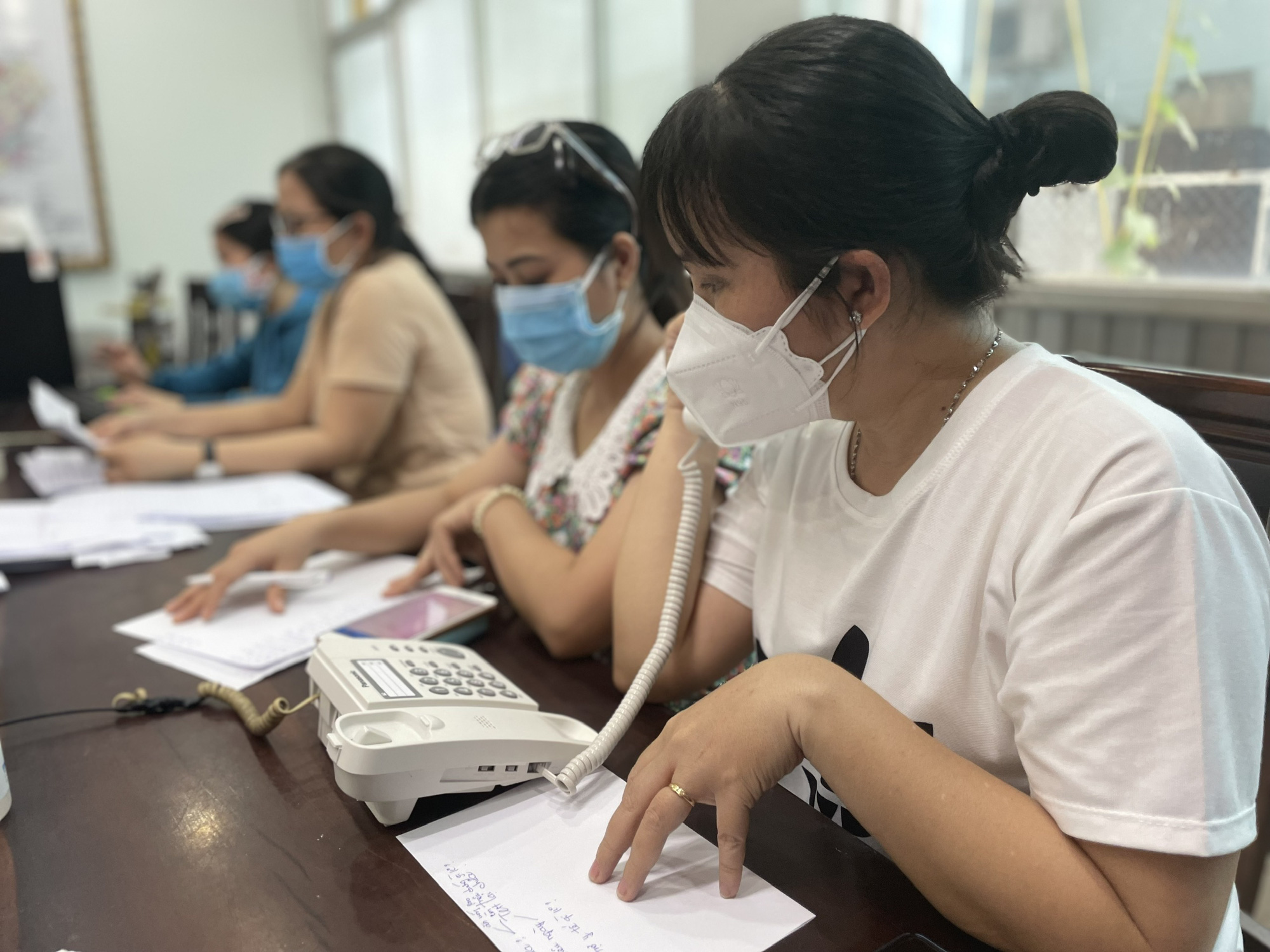 CLIP: Cận cảnh cách làm "vừa xuất hiện" của Hóc Môn đối với các F0