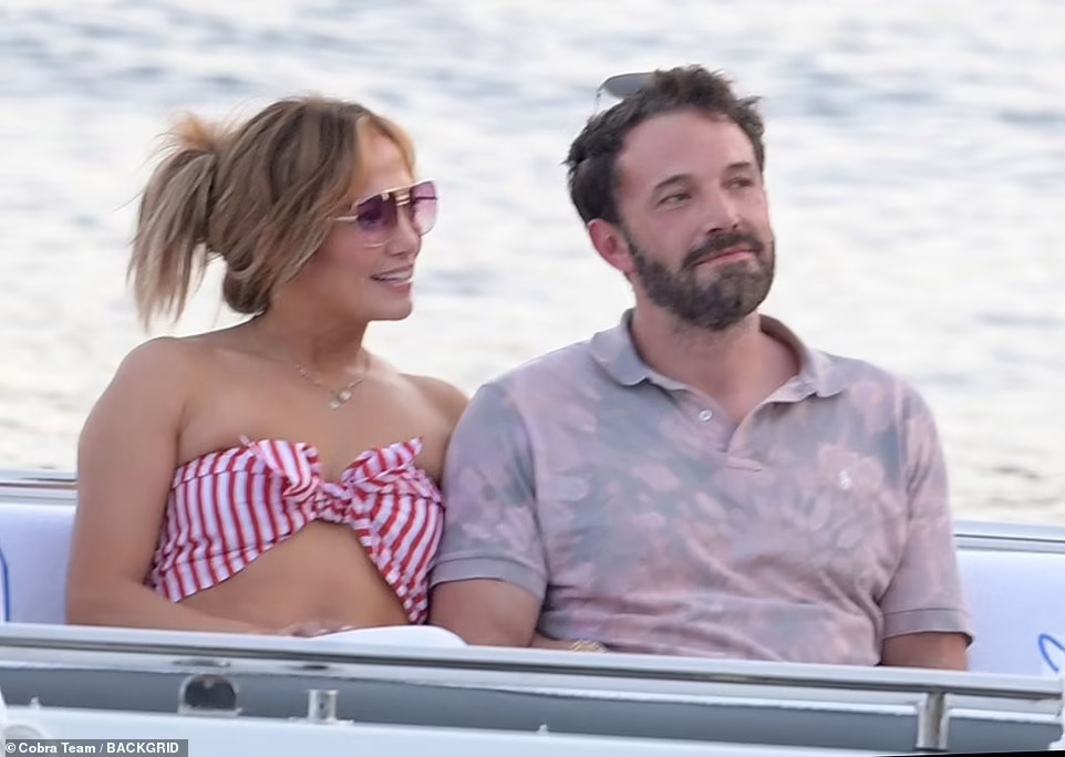 Ben Affleck "nối lại tình xưa" với  mỹ nhân Jennifer Lopez