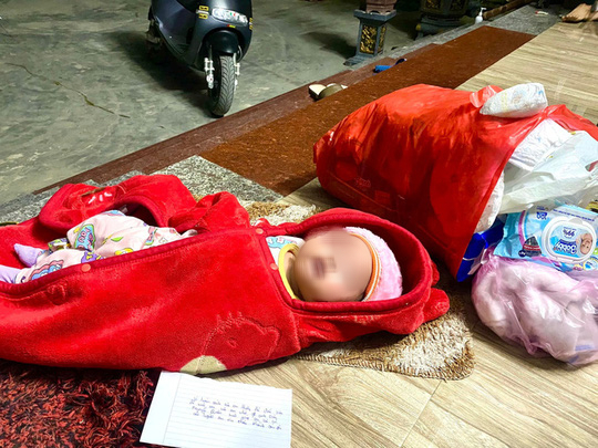 Bé trai 2 tháng tuổi bị bỏ rơi cùng lá thư của người mẹ