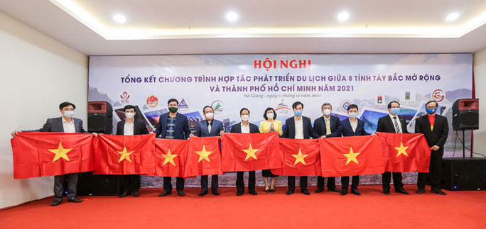 65.000 lá cờ Tổ quốc đến với 8 tỉnh Tây Bắc