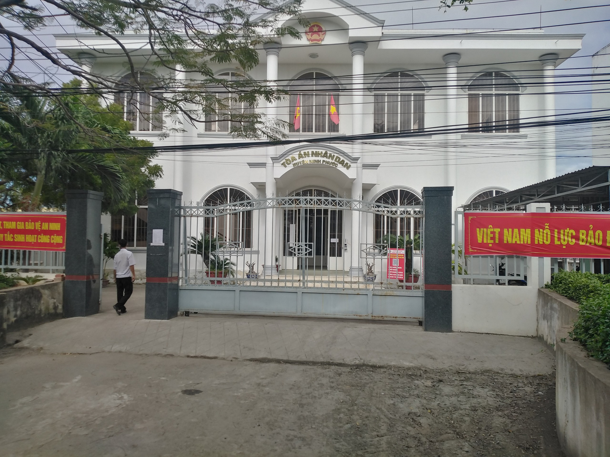 Chánh án tòa huyện Ninh Phước tử vong nghi uống thuốc độc tự tử