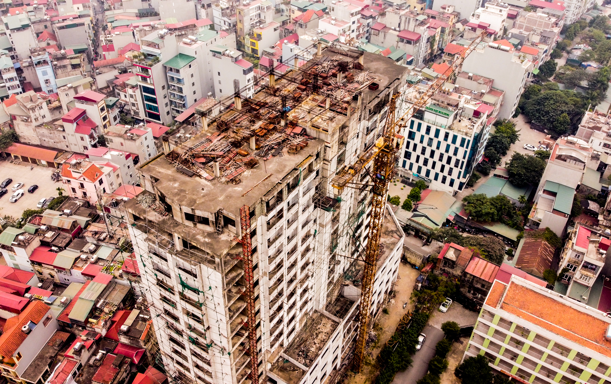 CLIP: Tử thần treo lơ lửng ở toà nhà 16 tầng bỏ hoang nhiều năm - Ảnh 2.