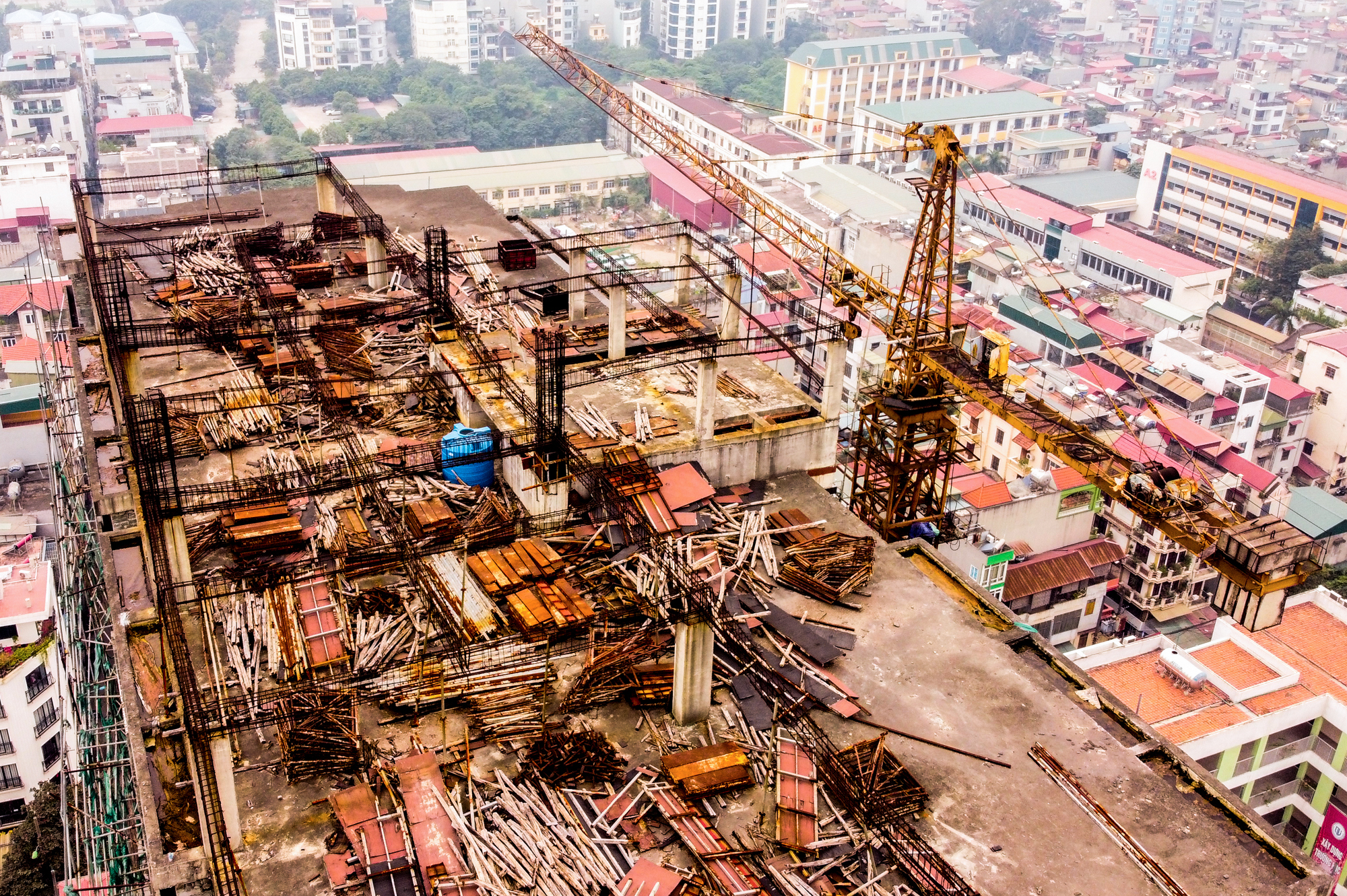 CLIP: Tử thần treo lơ lửng ở toà nhà 16 tầng bỏ hoang nhiều năm - Ảnh 3.