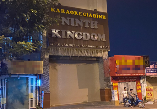 Làm bậy bên trong cánh cửa cuốn