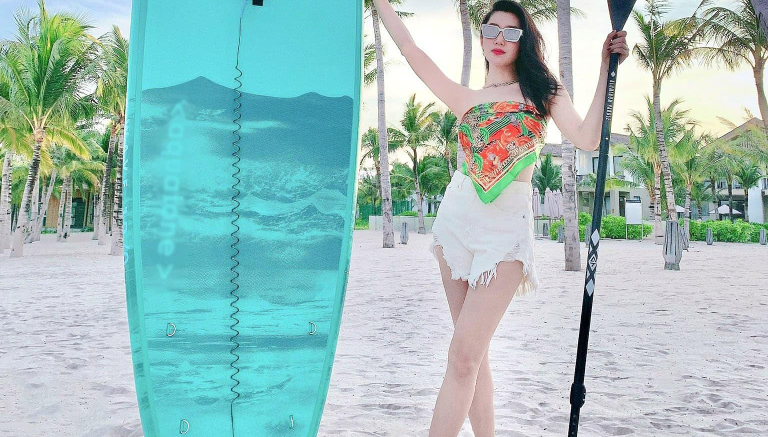 Diễn viên Thúy Ngân khoe chân thon trên bãi biển