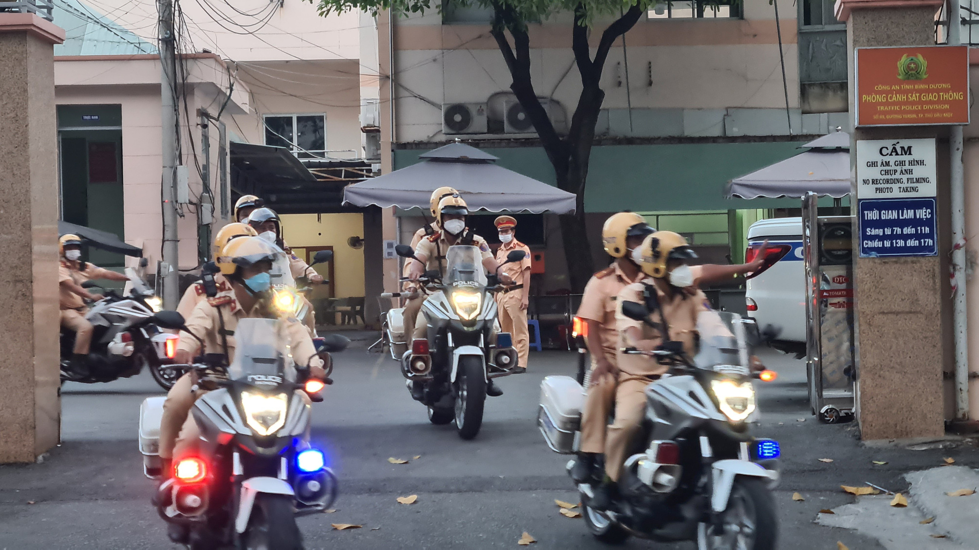 B&igrave;nh Dương: CSGT ra qu&acirc;n đảm b&aacute;o an to&agrave;n giao th&ocirc;ng dịp Tết - Ảnh 1.