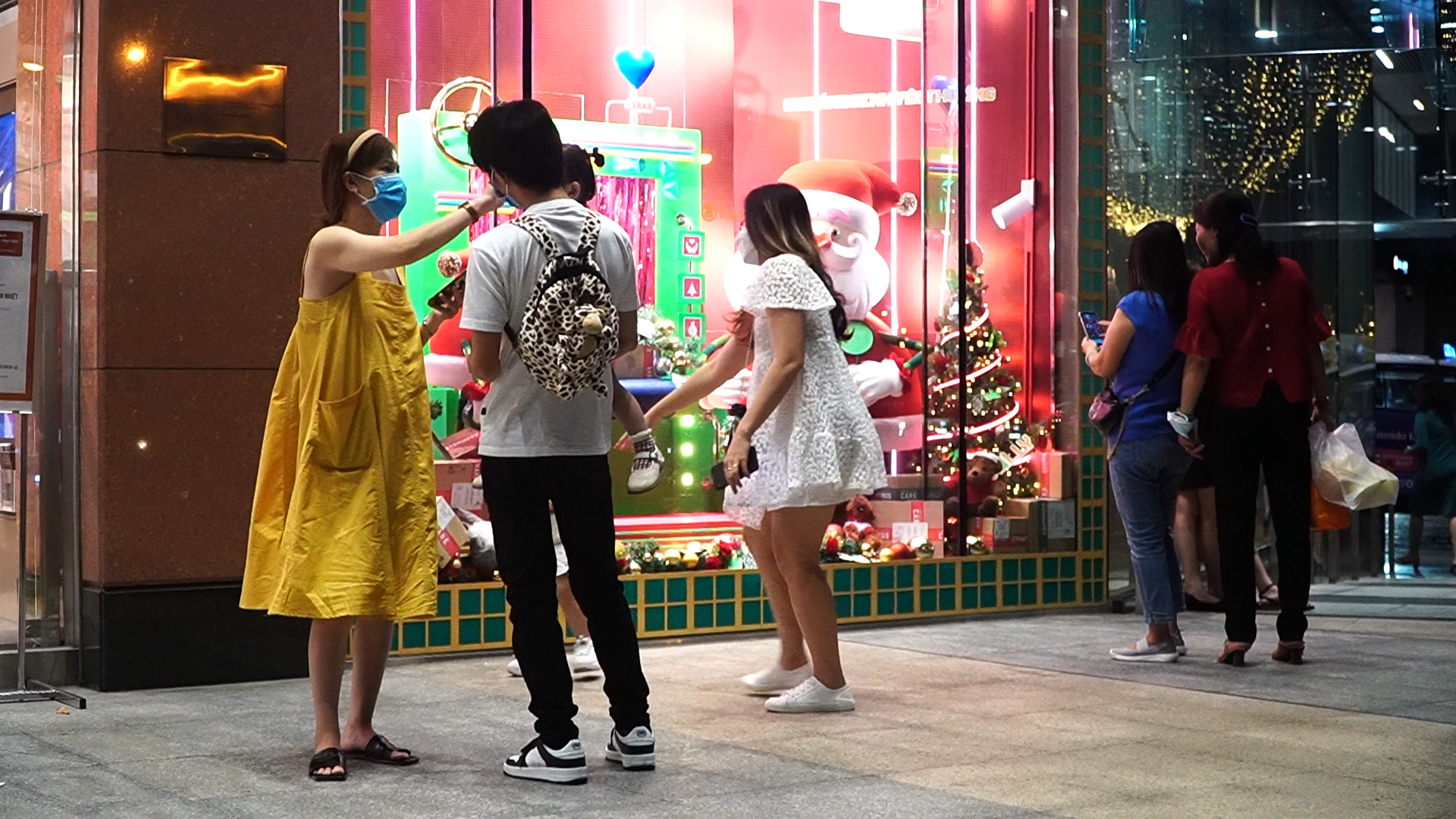 VIDEO: Giới trẻ TP HCM đón Noel sớm, đeo khẩu trang vẫn hào hứng chụp hình