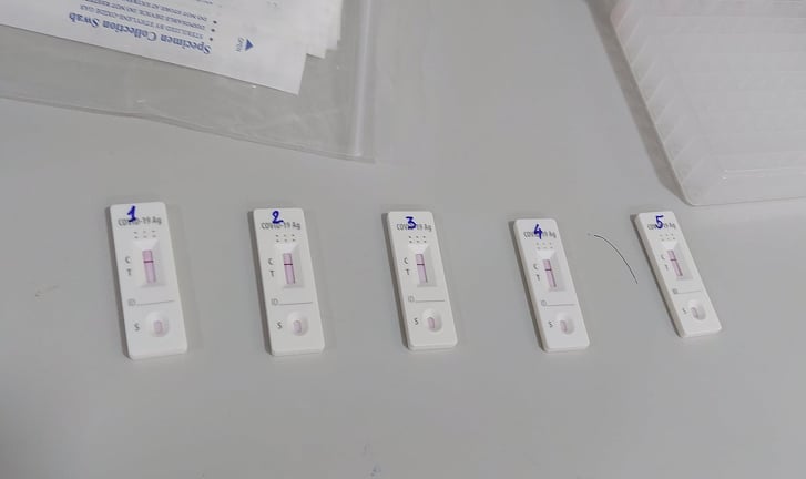 Sáng test nhanh âm, chiều test PCR dương, vì sao?