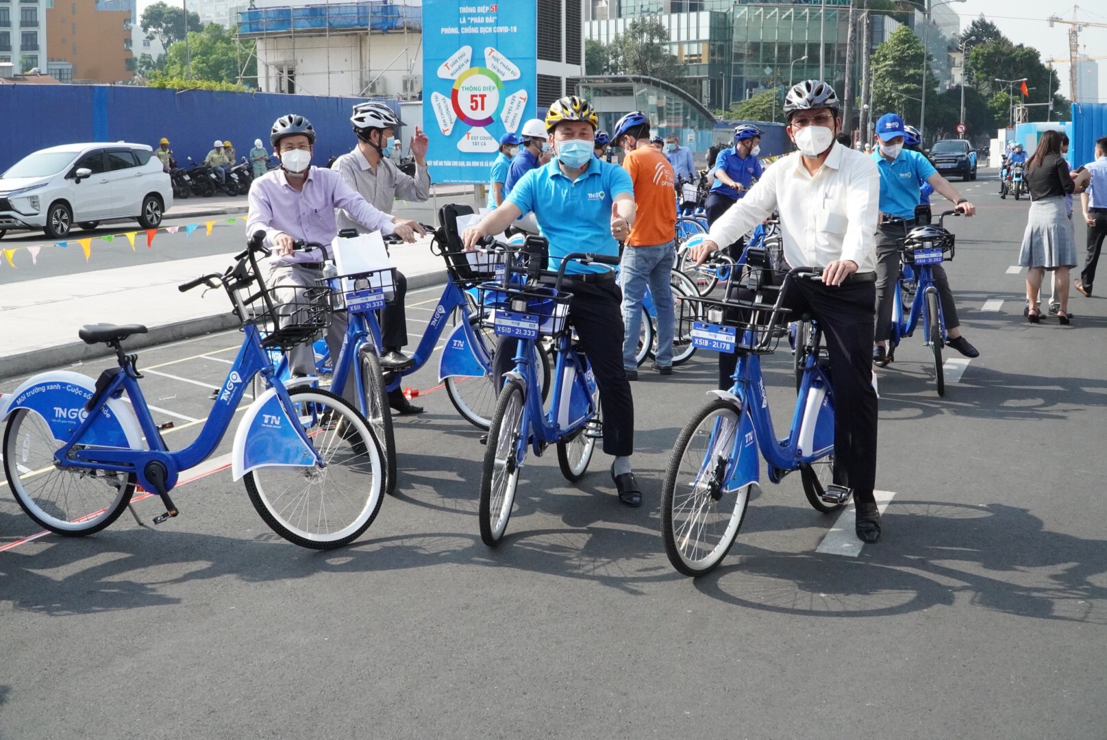 Xe đạp c&ocirc;ng cộng tung tăng ở trung t&acirc;m TP HCM s&aacute;ng 16-12 - Ảnh 2.