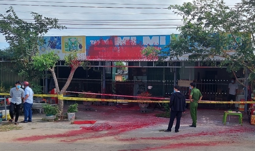 Bắt nh&oacute;m đối tượng tạt sơn, mang quan t&agrave;i đe dọa gia đ&igrave;nh F0 để đ&ograve;i nợ - Ảnh 1.
