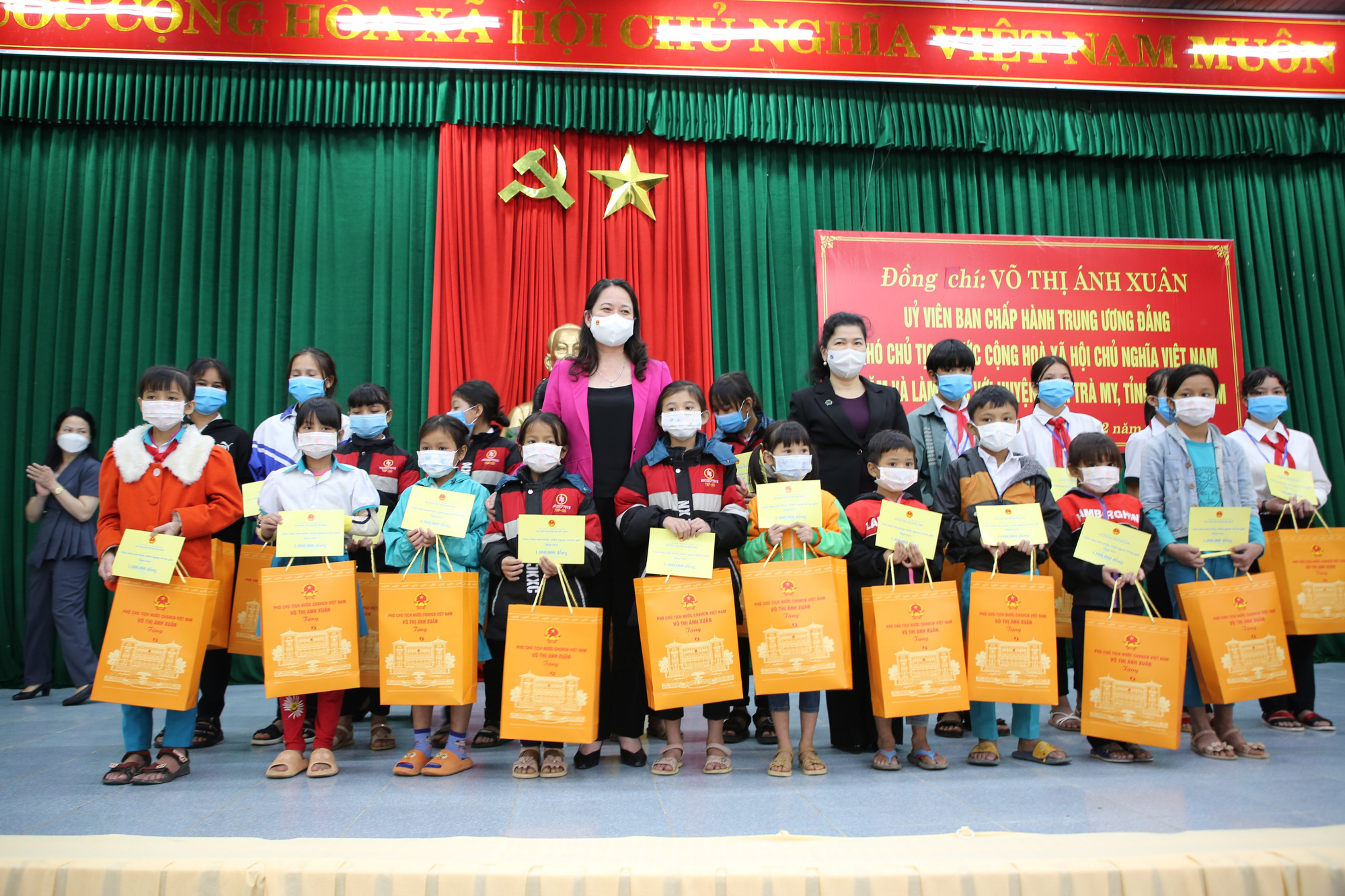 Phó Chủ tịch nước tặng quà cho bà con vùng sạt lở Nam Trà My - Ảnh 6.