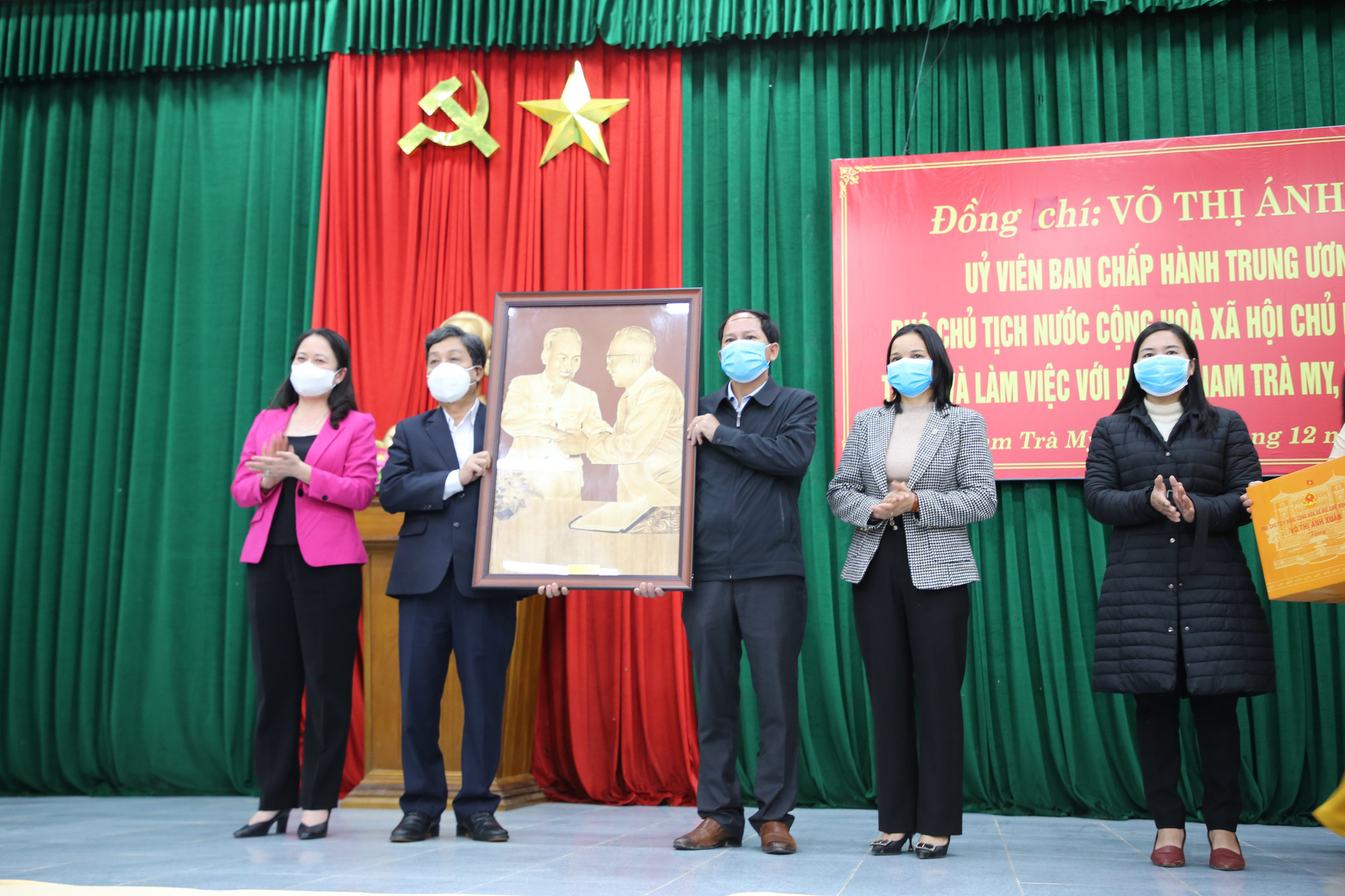 Phó Chủ tịch nước tặng quà cho bà con vùng sạt lở Nam Trà My - Ảnh 4.