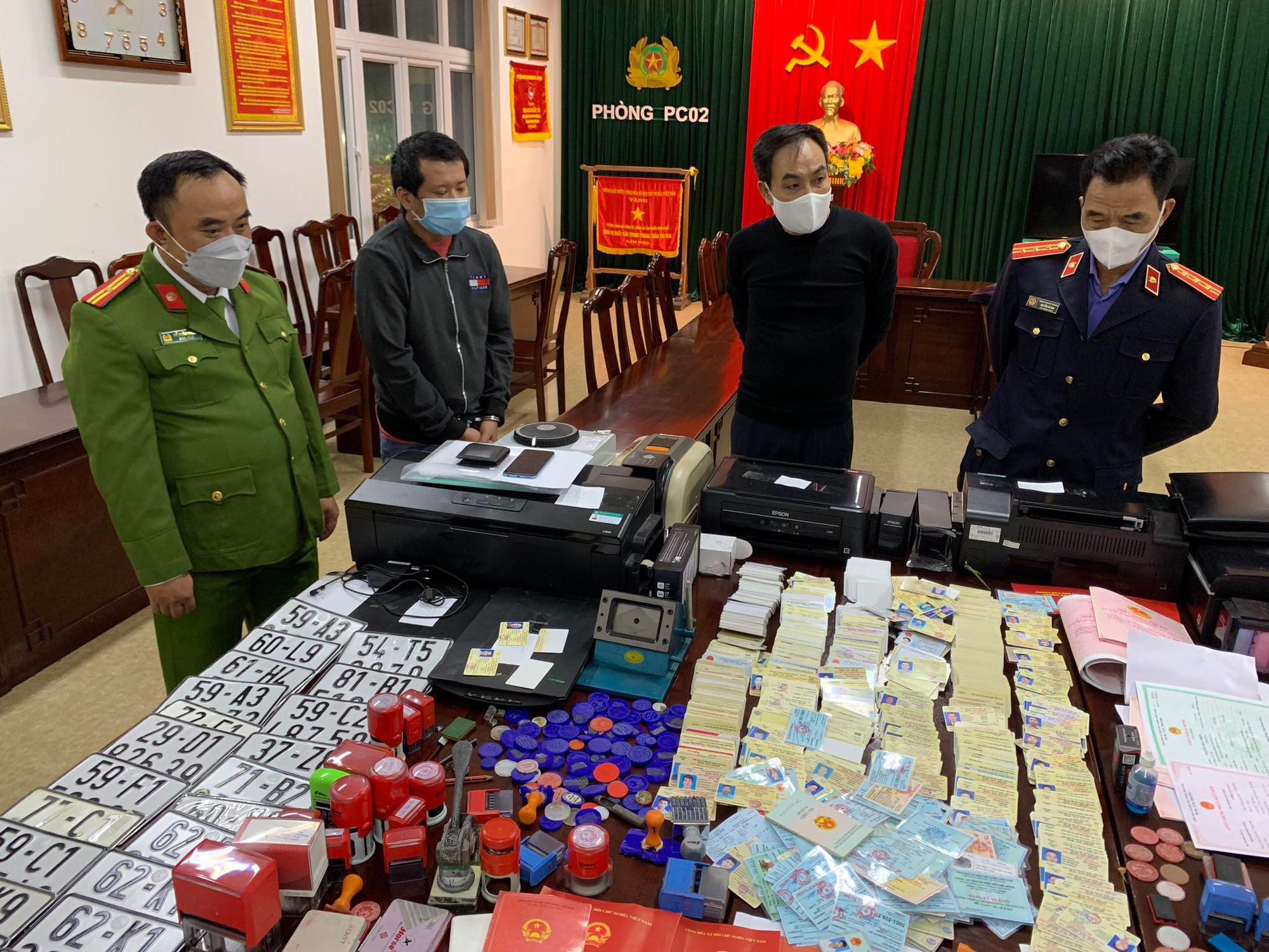 Phá đường dây làm giả 20.000 giấy tờ cho 10.000 người