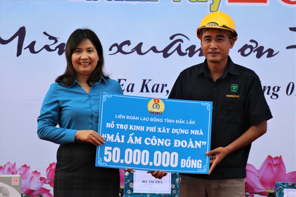 Công đoàn Đắk Lắk hỗ trợ phương tiện cho công nhân khó khăn về quê dịp Tết - Ảnh 2.
