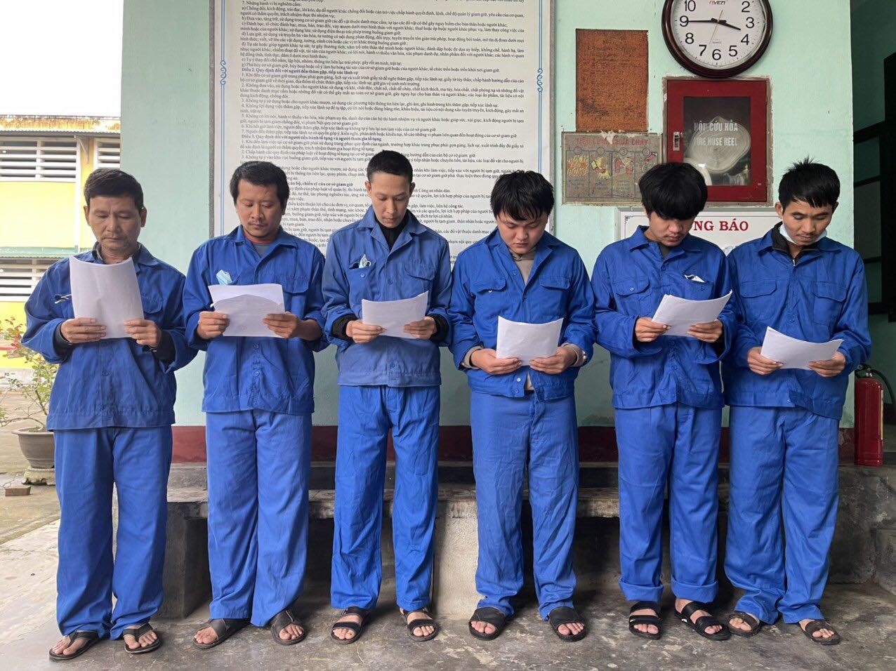 Ph&aacute; đường d&acirc;y l&agrave;m giả 20.000 giấy tờ cho 10.000 người - Ảnh 1.