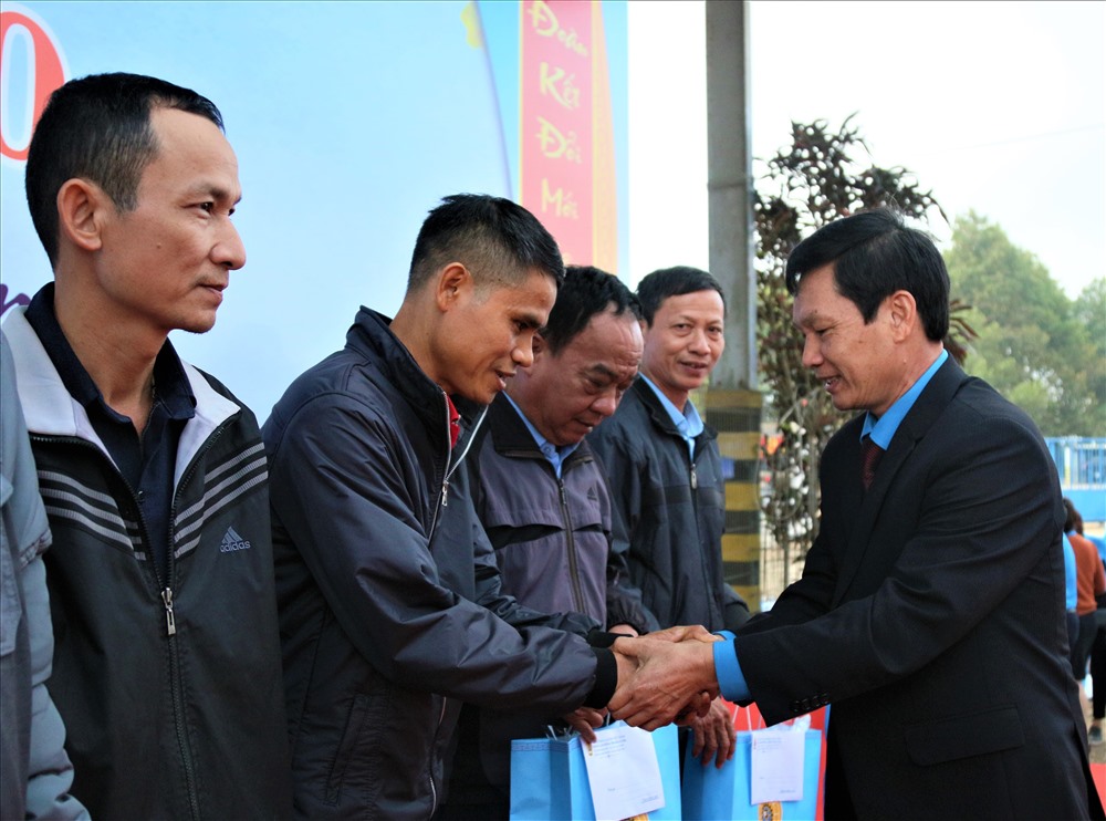 Công đoàn Đắk Lắk hỗ trợ phương tiện cho công nhân khó khăn về quê dịp Tết