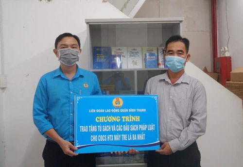 Tặng "Tủ sách pháp luật" cho Công đoàn cơ sở