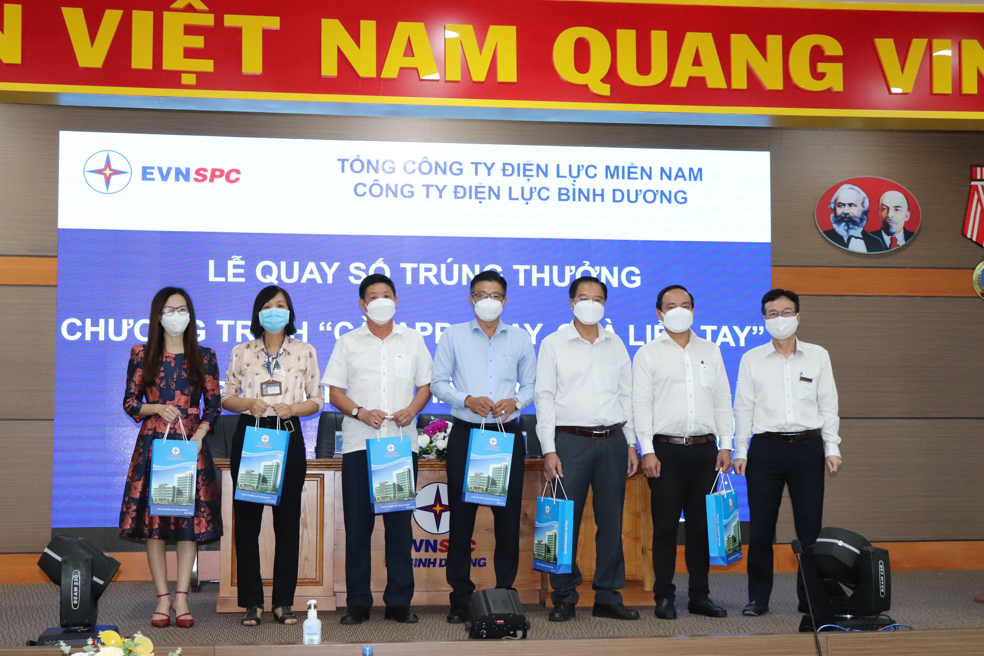 EVNSPC đồng hành cùng khách hàng vượt khó - Ảnh 1.